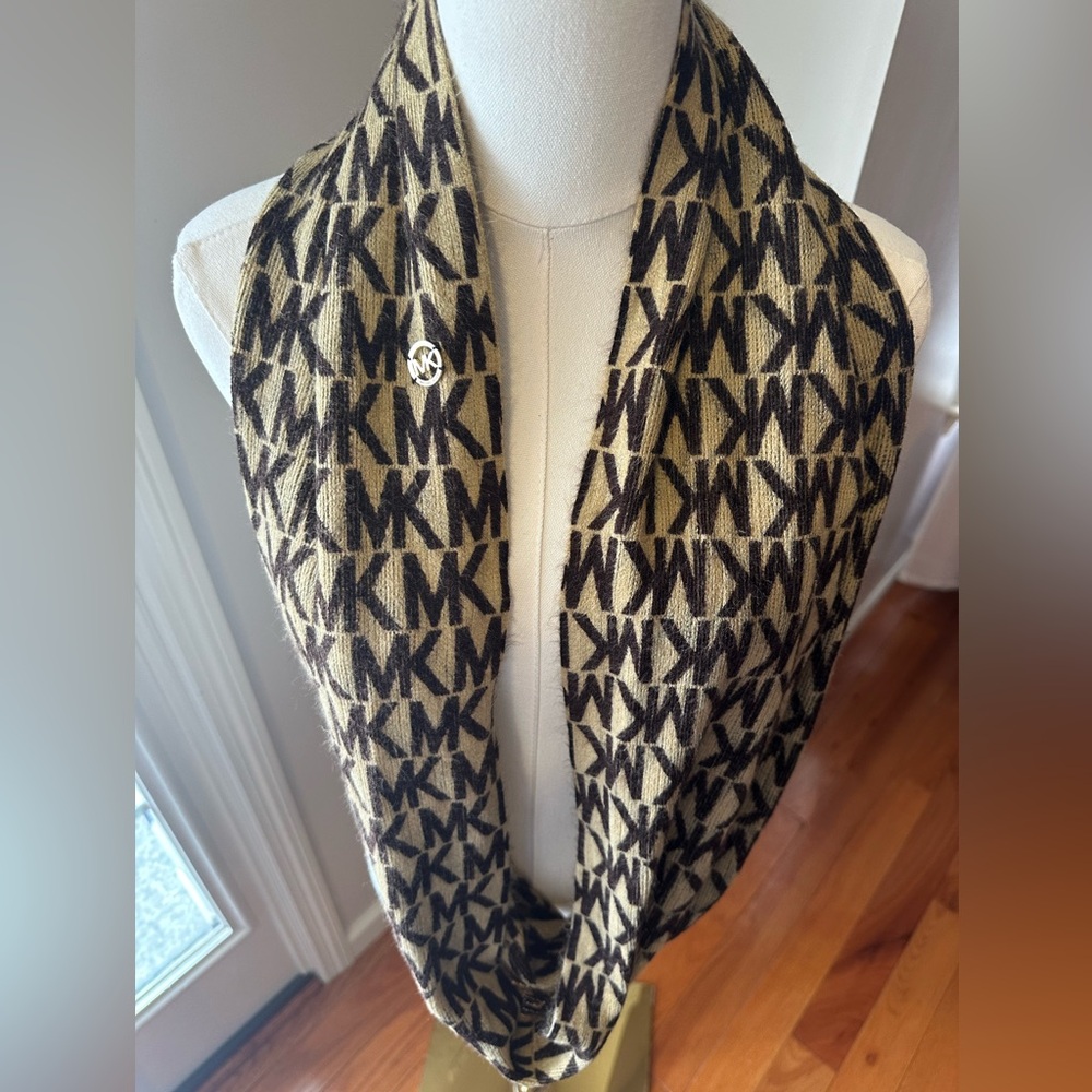 Michael Kors Brown Gold Logo Scarf. Beautiful comfortable Warm